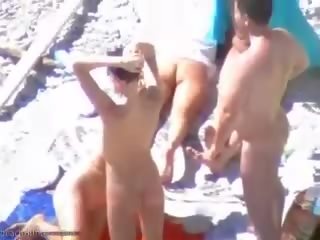 Загоряти пляж нечупари мати деякі підліток група секс веселощі