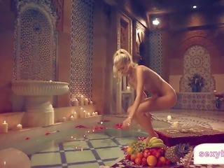 Täiuslik blond elumees beib vannitamine video