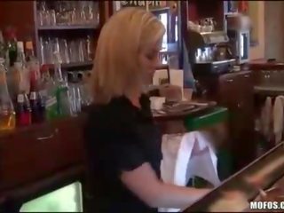 Loira barmaid earns alguns para sexo em barra