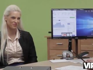 Vip4k&period; vyčiněné rys passes špinavý dospělý video odlitek v the loan kancelář