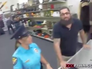 Palaist garām policija virsnieks nepieredzējošas dzimumloceklis un fucked uz viņai