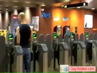 Chlapec dostane bouchl v metro podle gayviolator