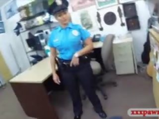 Latina polis officer kön med pawn människa vid den pantbank