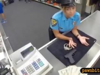 Stor klantskallar polis officer pawns henne fittor för pengar