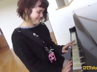 Yhivi movs larg piano aftësi followed nga egërsisht xxx video dhe spermë mbi të saj fytyra! - featuring: yhivi / james deen