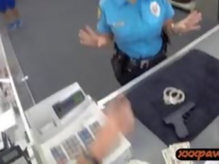 Κυρία αστυνομία αξιωματικός παίρνει καρφωμένα σε ένα pawnshop να κερδίζω λεφτά