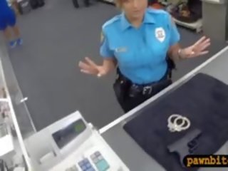 Riesig brüste polizei offizier pawns sie muschi und gefickt