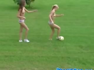Naakt lesbiennes spelen voetbal
