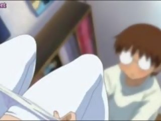 Simpatiska anime ķildīga sieviete rāda viņai krūzes