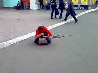Пиян руски дама пикаещ в улици