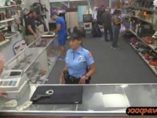 Stor tuttarna latina polis officer pawned henne fittor till tjäna kontanter