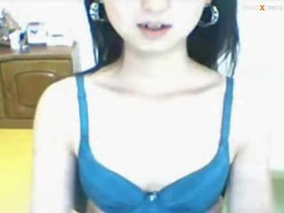 Aasia teismeline tüdruk veebikaamera näidata