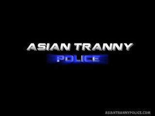 Horký tranny policajt shu dostane právo na sání kohout
