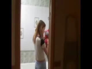 E dobët vajzë masturbim në the tualet