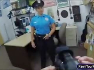 Латино полиция офицер прецака от pawn човек