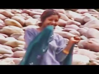 Indisch vrouwen baden bij river naakt verborgen camera vide