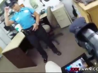 Prsatá policejní důstojník v prdeli podle pawn člověk