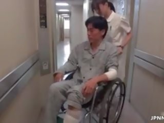 Sexy asijské zdravotní sestra jde šílený
