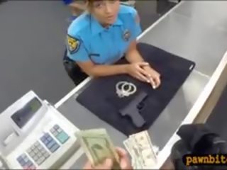 Rendőr tiszt -val nagy cicik jelentkeznek vert által kívánós pawn fickó