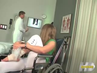 Disabled فتاة يبدأ إلى إحساس اصبع القدم مص