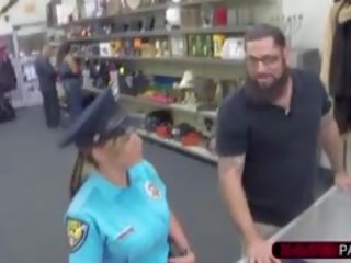 Sexig och bystiga polis officer sells henne firearm blir körd