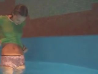 Delgado chica mastrubating en piscina