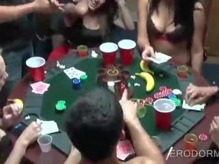 Seksas pokeris žaidimas į koledžas bendrabutis kambarys vakarėlis