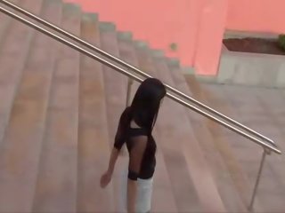 Suri angelic brunette babe blinkende fitte i en offentlig sted på den trapper