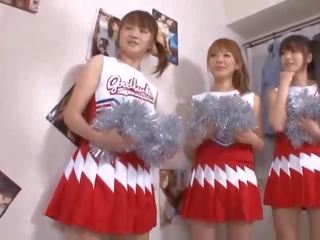 Tre stor pupper japansk cheerleaders deling kuk