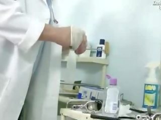 음란 의사 examining 그의 환자