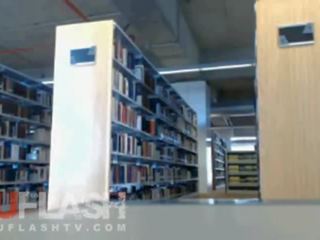 Loira piscando em público escola biblioteca em webcam