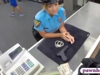Dögös rendőr tiszt szar által pawn férfi hogy pénzt keres külön- pénz