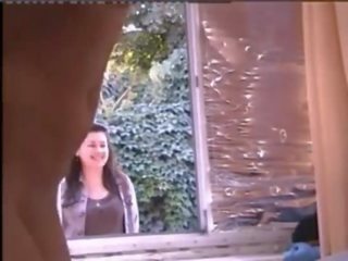 Cô gái khỏa thân trong cửa sổ trong khi người vượt qua hahaha