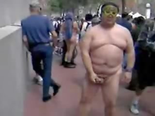 Tłusta azjatyckie facet spuszczanie na the ulica wideo