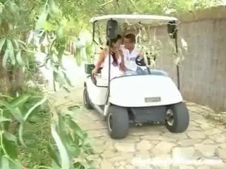 A tüdruk ja tema poiss-sõber on driving ümber sisse a golf käru. äkki nad peatus ja a mees algab kuni puudutama a tüdruk üles,