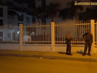 Omg голям дупе колумбийски полиция офицер получава прецака от а непознат