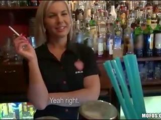 Barmaid agrees naar krijgen geneukt in haar bar