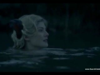 Rosamund pike desnuda escenas - mujeres en amor