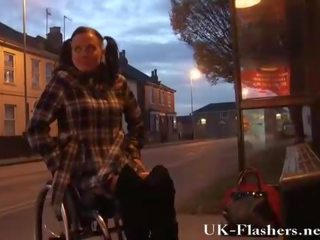 Disabled leah caprice blinkende fitte i offentlig