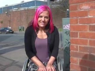 Wheelchair amarradas leah capricho em uk piscando e ao ar livre nudez