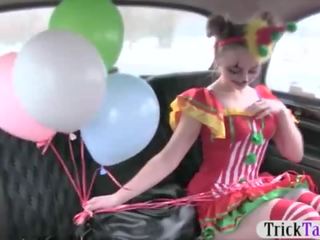 Fată în clovn costum inpulit de the șofer pentru gratis fare