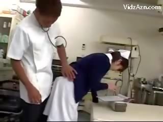 Enfermeira obtendo dela cona rubbed por médico e 2 enfermeiras em o surgery