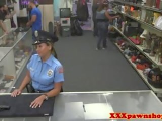 Πραγματικός pawnshop σεξ με bigass μπάτσος σε στολή