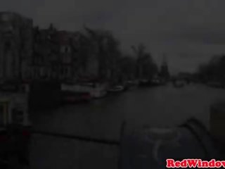 Verklig holländska slampa rider och suger smutsiga video- resa pojke