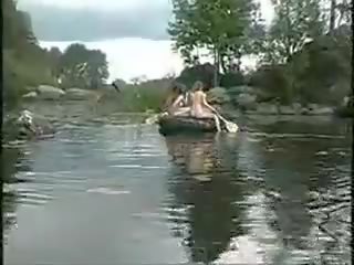 Kolme kuuma tytöt alaston tytöt sisään the viidakko päällä vene varten kukko metsästää
