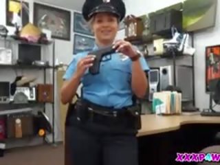 Lady polis försök till hock henne firearm