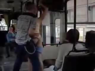 جمهور جنس في مزدحم حافلة