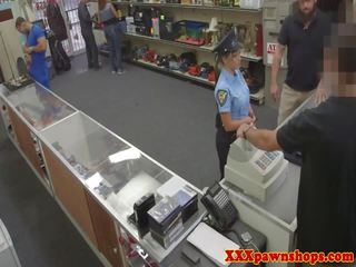 Latine policewoman facialed për para në dorë
