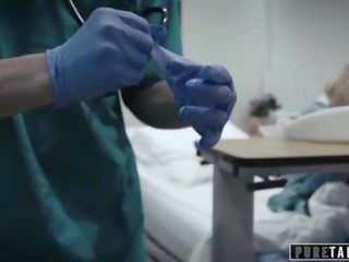 Puro tabú pervertido médico practitioner da adolescente paciente vagina examen