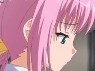 Gjoksmadhe anime vogëlushe fërkon të saj klitorisi